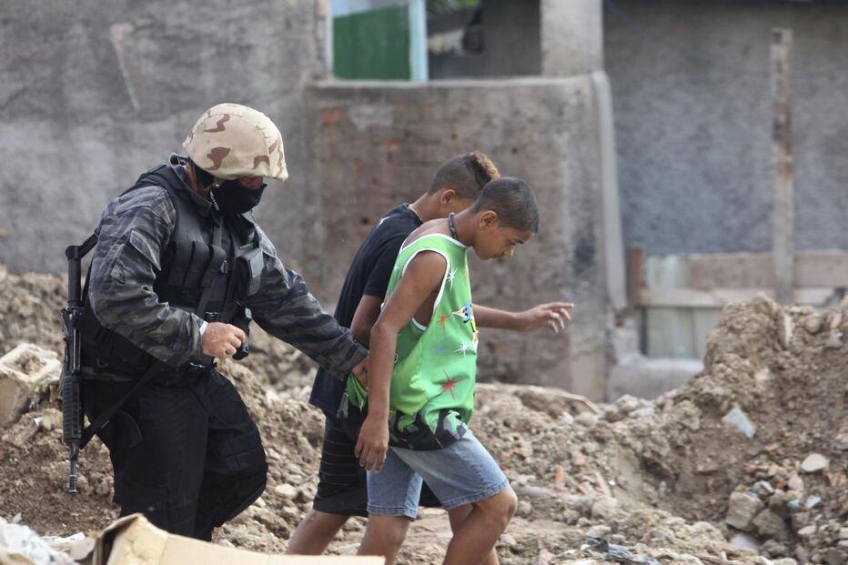 Exército e Polícia Militar tomam favela no Rio de Janeiro