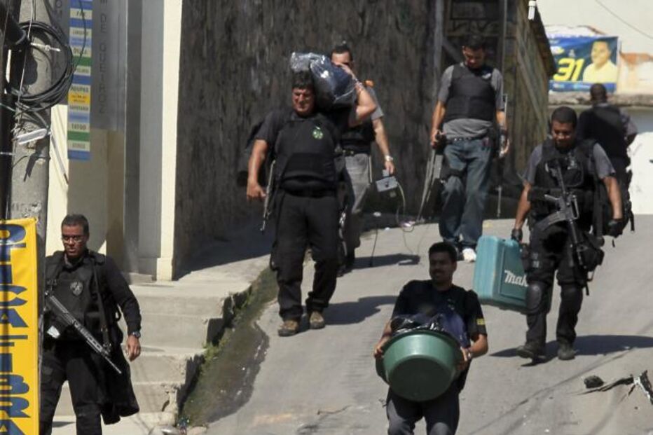 Exército e Polícia Militar tomam favela no Rio de Janeiro