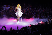 Lady Gaga estreia-se em grande nos palcos portugueses