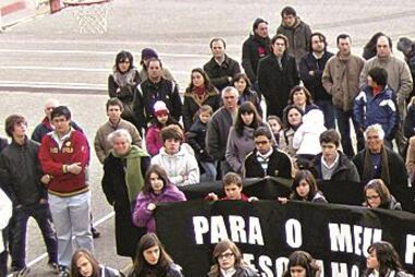 300 juntos em defesa do colégio