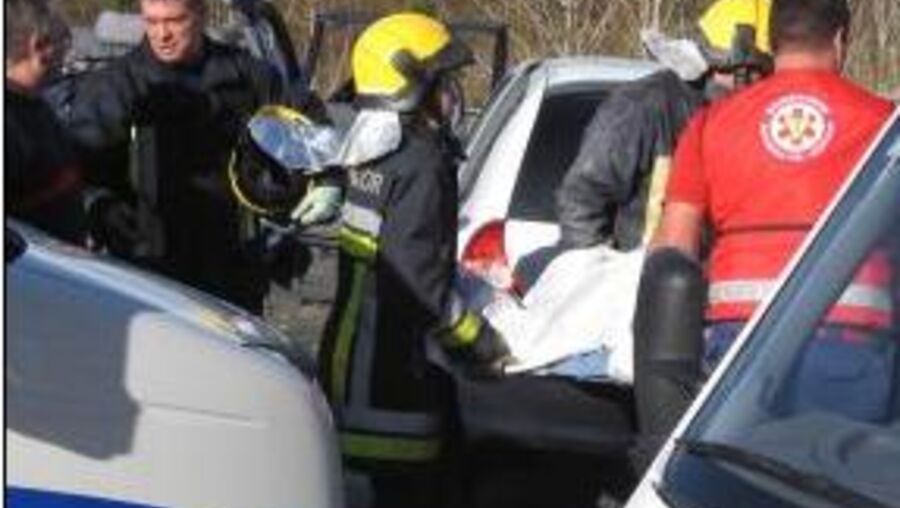 Sapadores de Setúbal enviaram para o local dois veículos de desencarceramento
