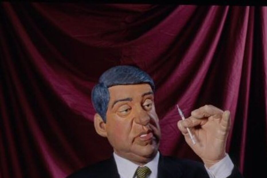 Bonecos irreverentes 'beliscaram' políticos