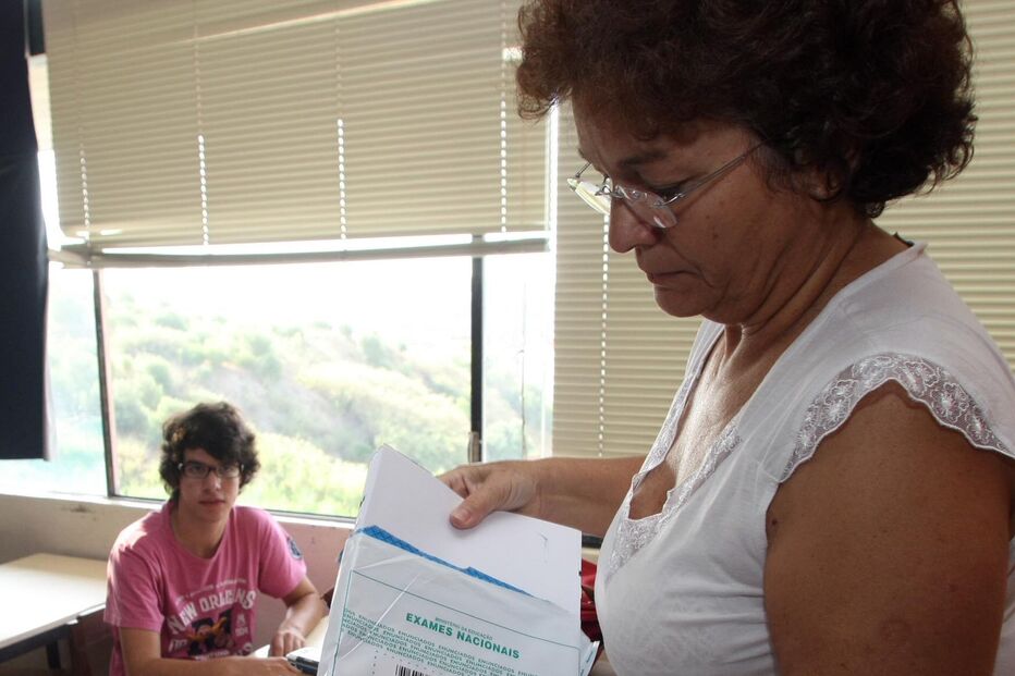 Corrigir exames deixa de ser pago