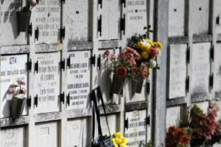 cemitério, Barcelona, dentes de ouro, Santa Coloma de Gramenet