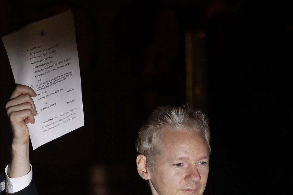 Assange troca prisão por luxo
