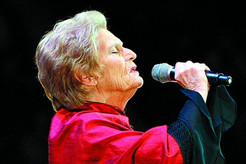 Celeste canta no São Luiz