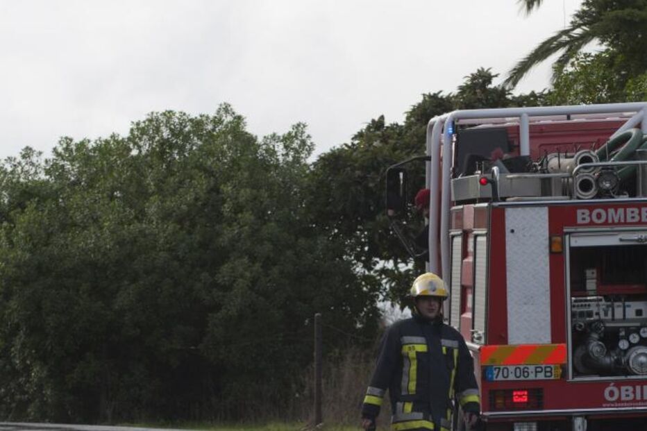 Derrame de gasóleo causa acidentes na zona Oeste