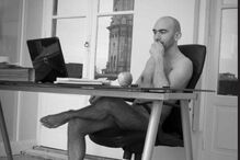 Voluntários despem-se em calendário de alerta à leucemia