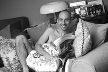 Voluntários despem-se em calendário de alerta à leucemia