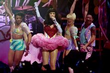 Katy Perry arranca digressão em Lisboa por entre chupa-chupas gigantes