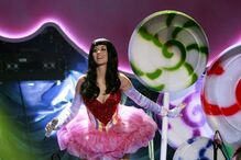 Katy Perry arranca digressão em Lisboa por entre chupa-chupas gigantes