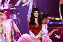 Katy Perry arranca digressão em Lisboa por entre chupa-chupas gigantes