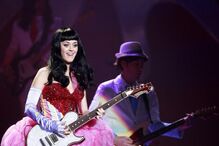 Katy Perry arranca digressão em Lisboa por entre chupa-chupas gigantes