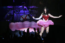 Katy Perry arranca digressão em Lisboa por entre chupa-chupas gigantes