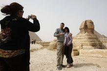 Dezoito dias após a queda de Hosni Mubarak, o Egipto regressa à normalidade e os turistas continuam a visitar as maravilhas do país. (Amr Abdallah Dalsh/Reuters)