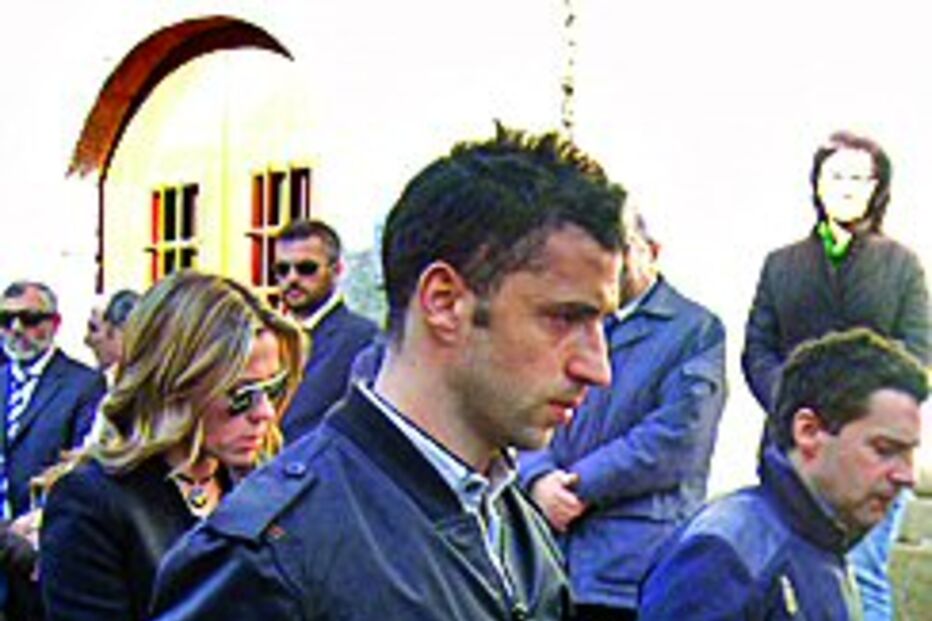 Simão chora morte do pai