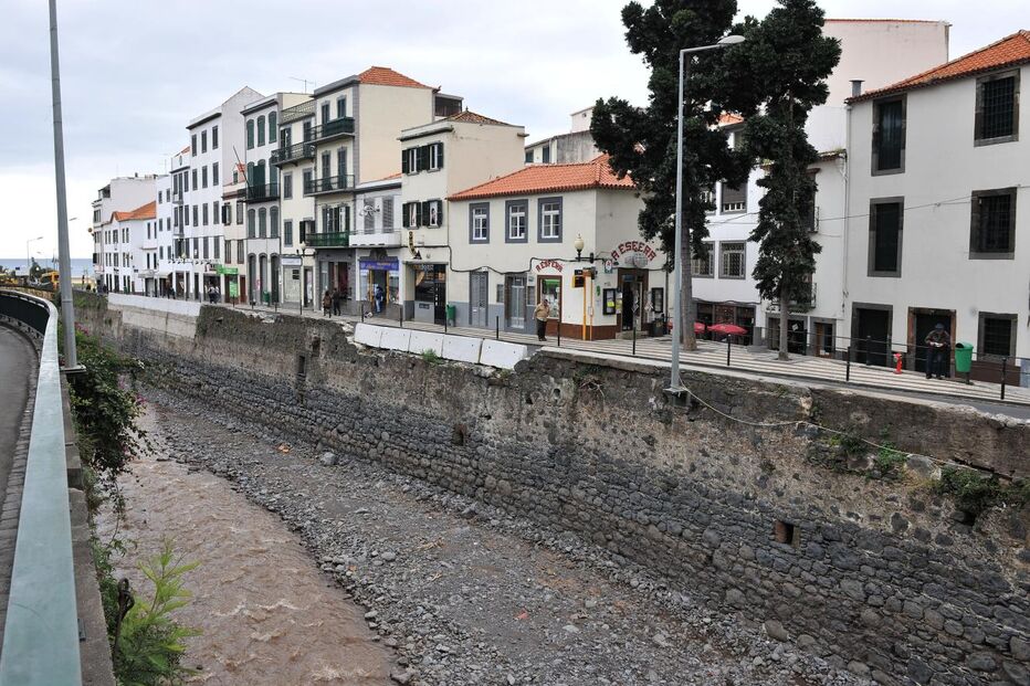 Descubra as diferenças entre o Funchal do dia do temporal e o de hoje
