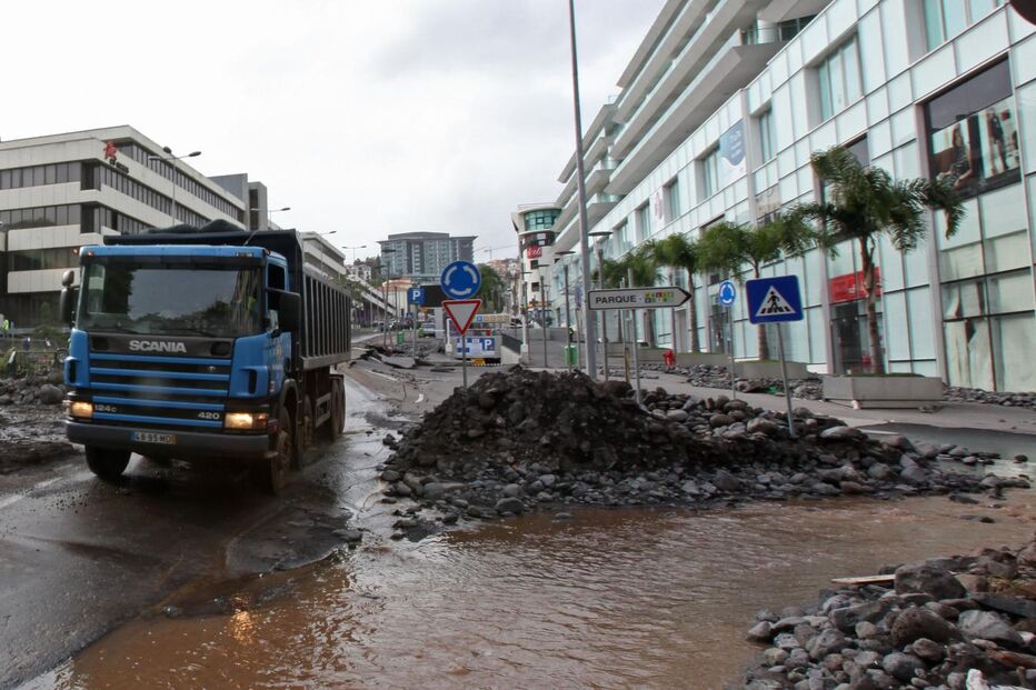 Descubra as diferenças entre o Funchal do dia do temporal e o de hoje