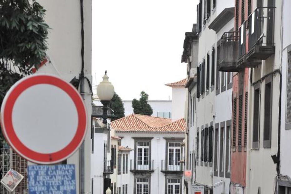 Descubra as diferenças entre o Funchal do dia do temporal e o de hoje