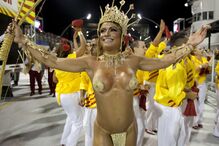 Mulheres bonitas, samba, muita cor e pouca roupa no Carnaval brasileiro