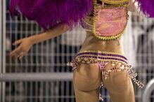 Mulheres bonitas, samba, muita cor e pouca roupa no Carnaval brasileiro