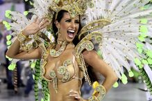 Mulheres bonitas, samba, muita cor e pouca roupa no Carnaval brasileiro