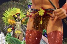 Mulheres bonitas, samba, muita cor e pouca roupa no Carnaval brasileiro