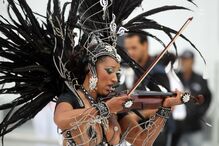 Mulheres bonitas, samba, muita cor e pouca roupa no Carnaval brasileiro