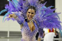 Mulheres bonitas, samba, muita cor e pouca roupa no Carnaval brasileiro