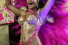 Mulheres bonitas, samba, muita cor e pouca roupa no Carnaval brasileiro