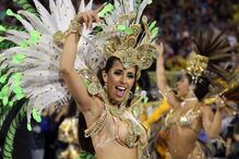 Mulheres bonitas, samba, muita cor e pouca roupa no Carnaval brasileiro