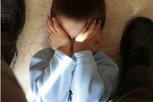 Menino de 9 anos viveu mais de um ano fechado numa carrinha em França. O pai foi detido