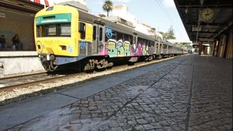Três comboios de serviços mínimos foram suprimidos no Porto