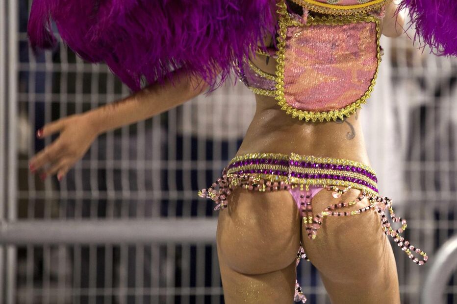 Mulheres bonitas, samba, muita cor e pouca roupa no Carnaval brasileiro