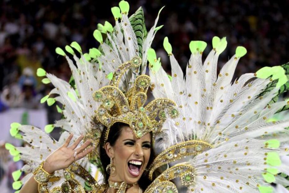 Mulheres bonitas, samba, muita cor e pouca roupa no Carnaval brasileiro