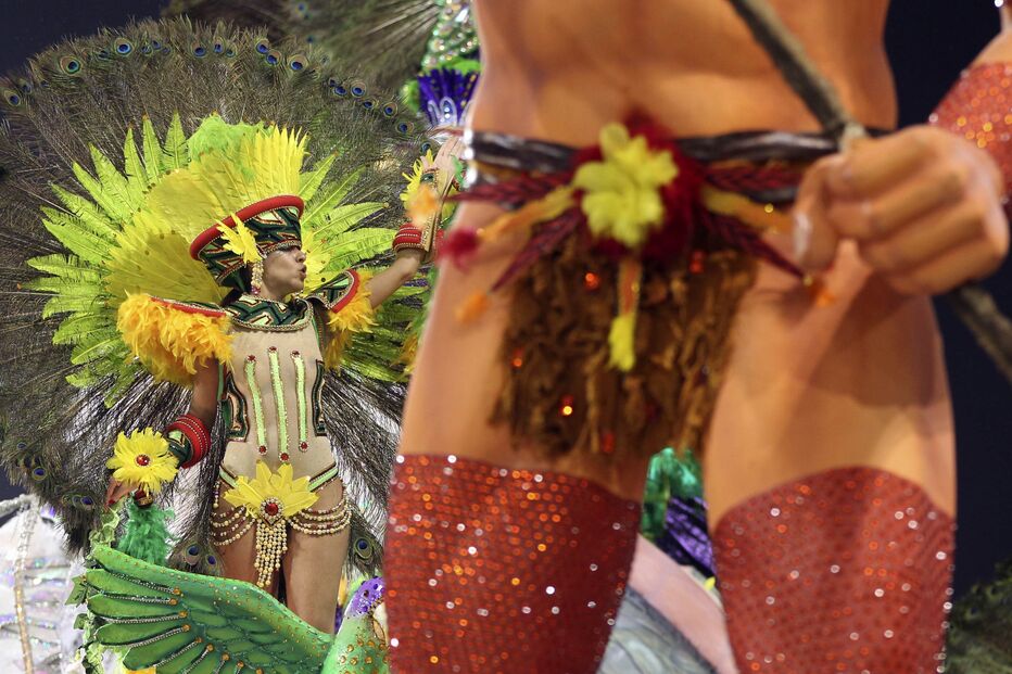 Mulheres bonitas, samba, muita cor e pouca roupa no Carnaval brasileiro