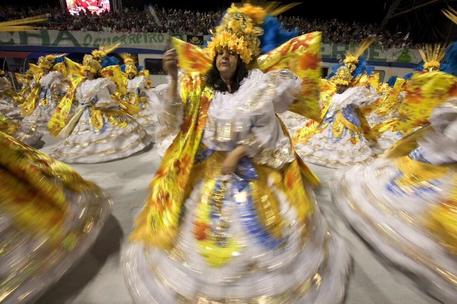 Mulheres bonitas, samba, muita cor e pouca roupa no Carnaval brasileiro