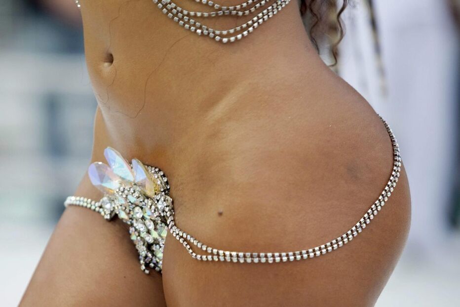 Mulheres bonitas, samba, muita cor e pouca roupa no Carnaval brasileiro