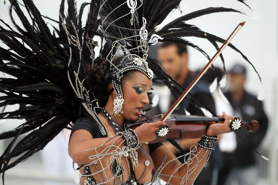 Mulheres bonitas, samba, muita cor e pouca roupa no Carnaval brasileiro