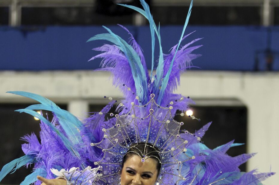 Mulheres bonitas, samba, muita cor e pouca roupa no Carnaval brasileiro