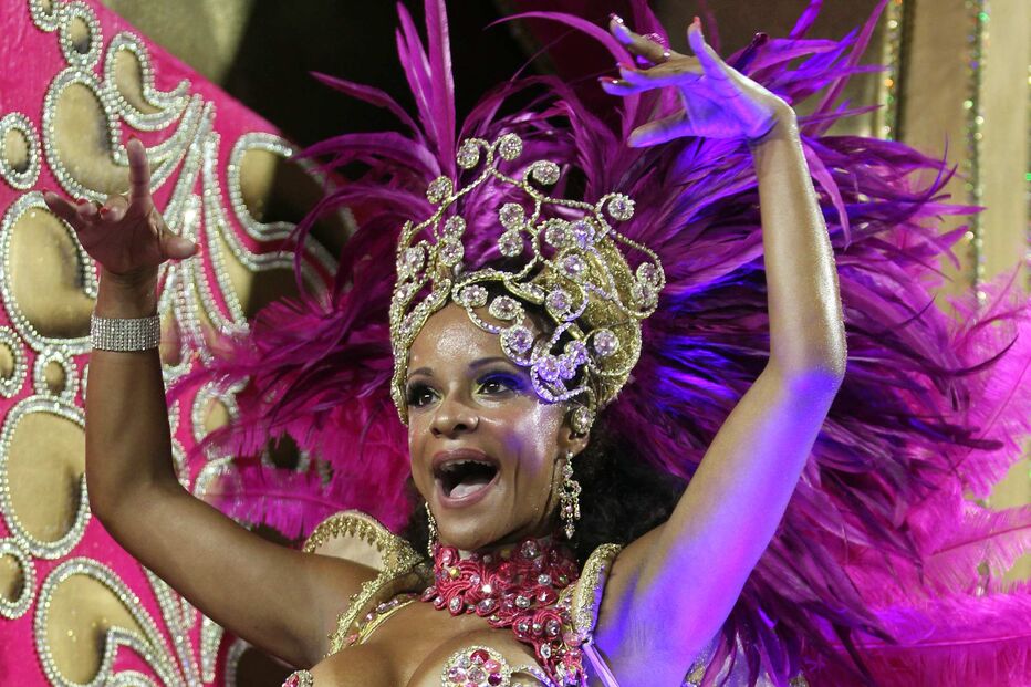 Mulheres bonitas, samba, muita cor e pouca roupa no Carnaval brasileiro