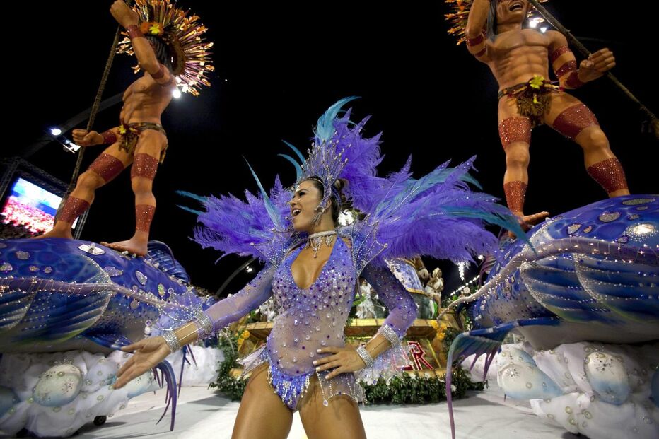 Mulheres bonitas, samba, muita cor e pouca roupa no Carnaval brasileiro