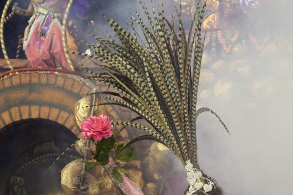 Mulheres bonitas, samba, muita cor e pouca roupa no Carnaval brasileiro