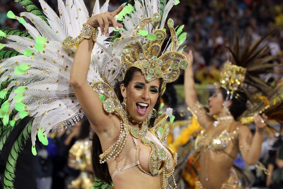 Mulheres bonitas, samba, muita cor e pouca roupa no Carnaval brasileiro