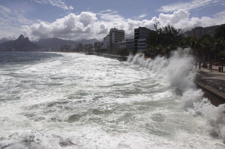 Um ciclone fustigou ontem parte da costa sudoeste do Brasil, onde as ondas chegaram a atingir os três metros de altura, como na praia do Arpoador, no Rio de Janeiro. (Ricardo Motaes, Reuters)