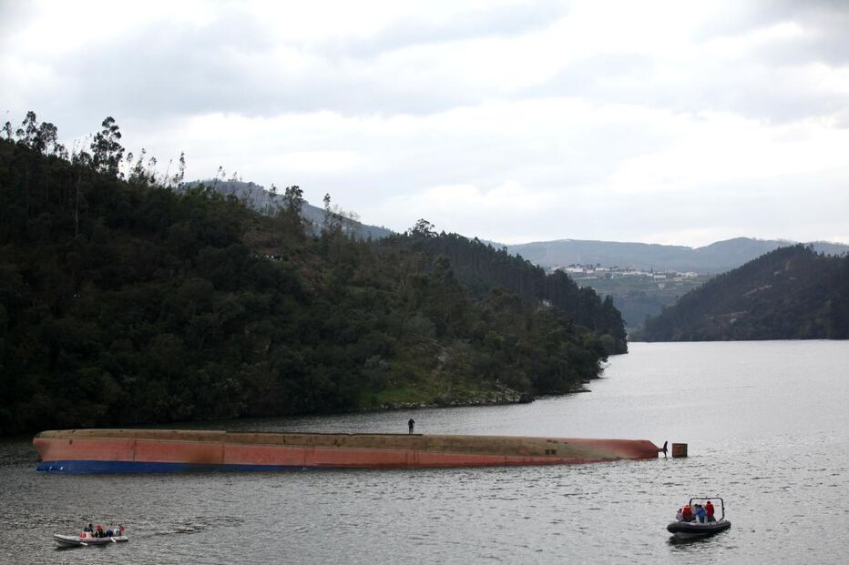 RIO DOURO, BATELÃO, TRIPULANTE, PORTO, CAPITANIA