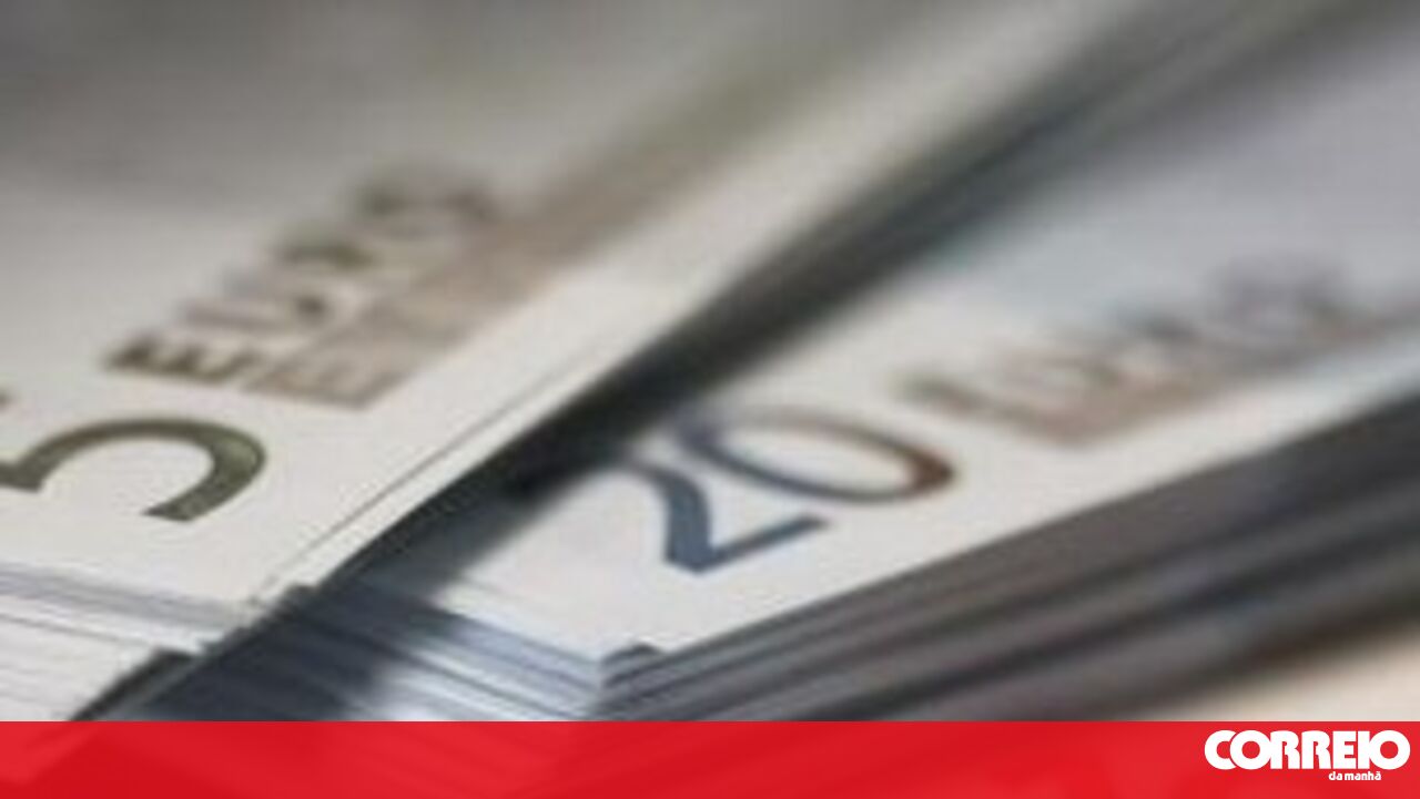 Milhares de pessoas protestam contra adoção do euro na Bulgária e pedem referendo