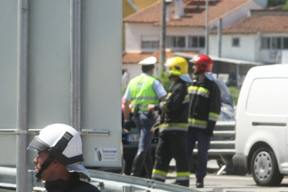 ACIDENTE, DESPISTE, COIMBRA, MORTE, FERIDOS, AUTOCARRO