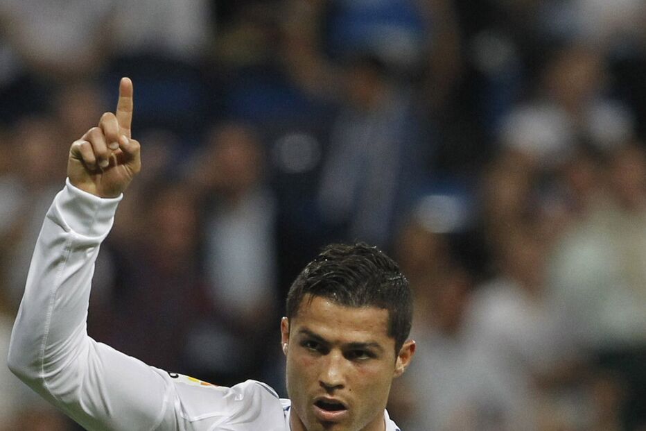 Ronaldo fecha época em glória