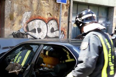 PORTO, CONDUTOR, ABALROA, CARROS